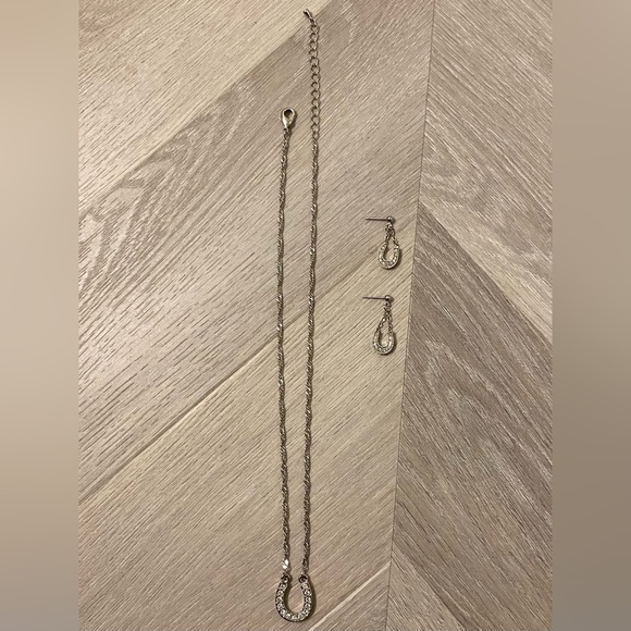 Women’s Horseshoe Necklace Set with Earrings - Picture 4 of 5
